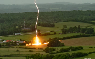 JURA : Un « chasseur d’orage » photographie la foudre sur un arbre, trois maisons touchées